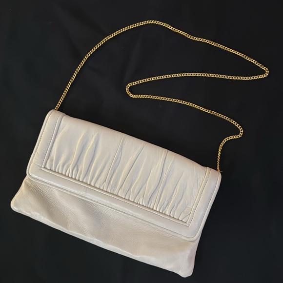 Vintage off white leather flap clutch with gold chain link strap - Picture 3 of 9